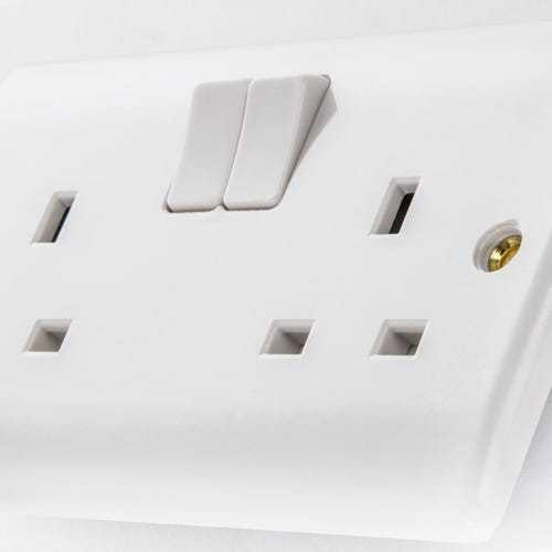 Algunos compuestos plásticos de ingeniería se utilizan en interruptores y enchufes.